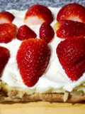 Postre de crema pastelera y frutillas