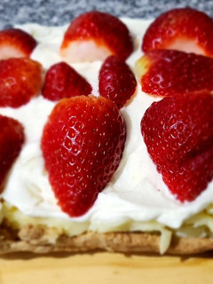 Una foto de Postre de crema pastelera y frutillas