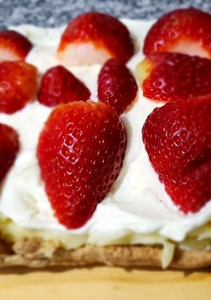 Una foto de Postre de crema pastelera y frutillas