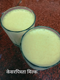 केसर पिस्ता मिल्क (Kesar pista milk recipe in hindi) रेसिपी मुख्य फोटो