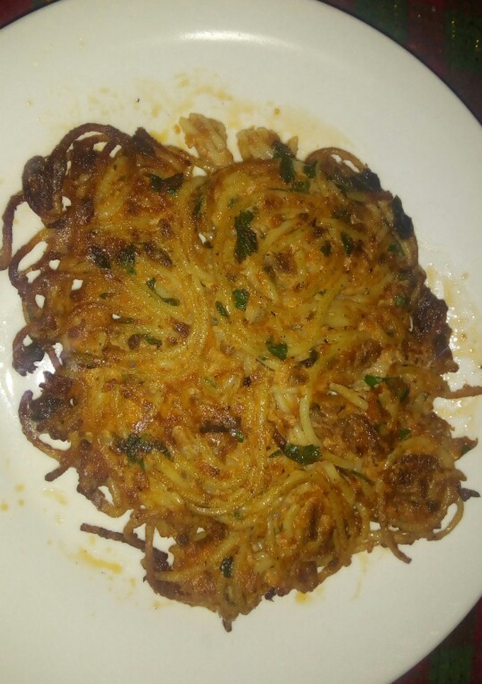 Una foto de Tortilla de tallarines sobrantes