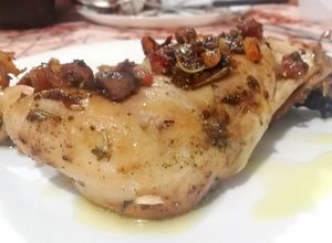 Foto di Pollo al Forno con Rosmarino, Origano, Lardo e Cipolle di Tropea