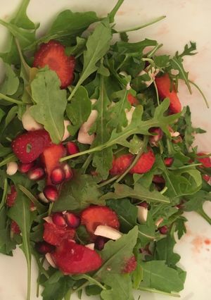 صورة لوصفة سلطة الجرجير والفراولة 😋🍓