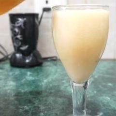 A picture of Green tea mango smoothie.