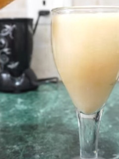A picture of Green tea mango smoothie.