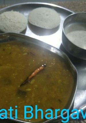 A picture of Idli Sambar and Chutney.