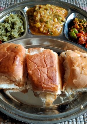 પાઉભાજી (Pavbhaji recipe in Gujarati) રેસીપી મુખ્ય ફોટો