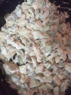 Una foto de Pollo con cebolla y champiñones