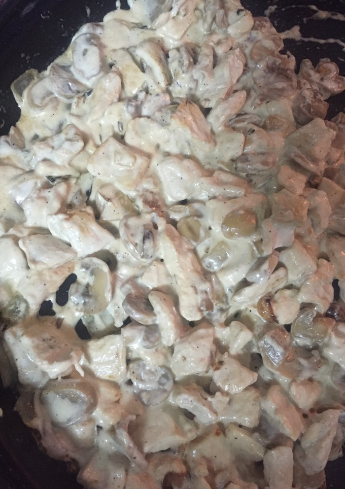 Una foto de Pollo con cebolla y champiñones