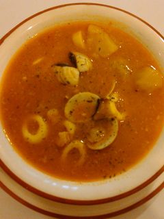 Una foto de Guiso de calamares y almejas