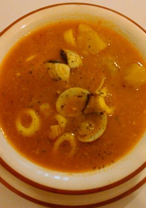 Una foto de Guiso de calamares y almejas