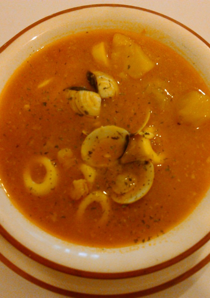 Una foto de Guiso de calamares y almejas
