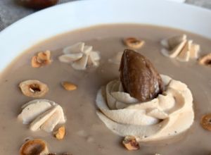 Une photo de Velouté de châtaignes aux éclats de noisettes et sa chantilly pralinée 🍂🌰