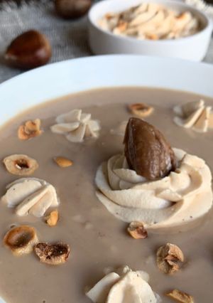 Une photo de Velouté de châtaignes aux éclats de noisettes et sa chantilly pralinée 🍂🌰