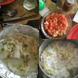 Pescado al horno con arroz y papas cocidas y ensalada de tomate