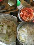 Pescado al horno con arroz y papas cocidas y ensalada de tomate