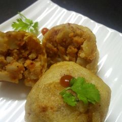 A picture of Fried masala dosa balls.