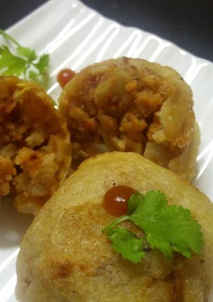 A picture of Fried masala dosa balls.