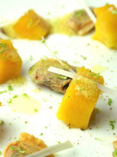 Una foto de Ensalada de mango y almejas