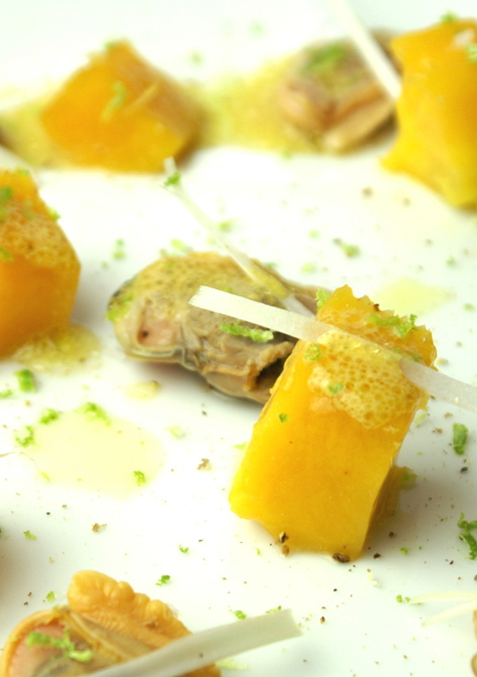 Una foto de Ensalada de mango y almejas