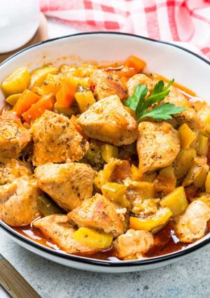 Una foto de Guiso de verduras con pollo y patata/boniato