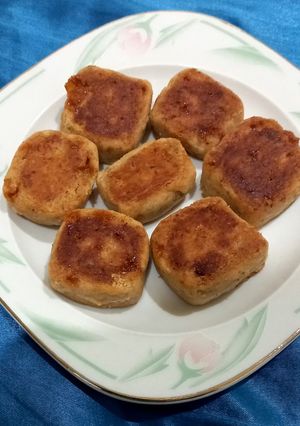 A picture of Diet naan khatai, with brown sugar 🍪 🍪.