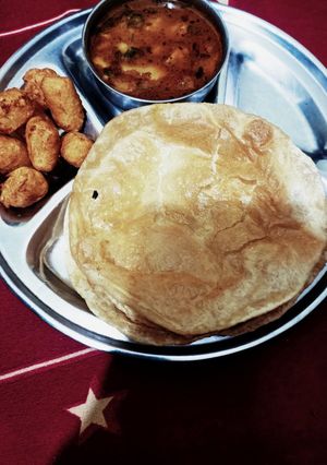 पूरी-आलू की रस वाली सब्जी (Poori and Rasedar Aloo Sabzi Recipe in Hindi) रेसिपी मुख्य फोटो