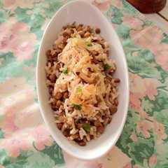 Una foto de Mujaddara (Lentejas con Arroz del Medio Oriente)