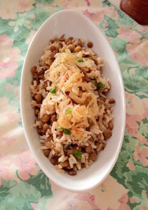 Una foto de Mujaddara (Lentejas con Arroz del Medio Oriente)