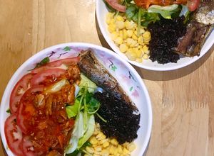 Hình của món Eatclean - Salad rau càng cua cá mòi + cá hấp + bắp và cơm gạo lứt.