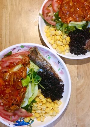 Hình của món Eatclean - Salad rau càng cua cá mòi + cá hấp + bắp và cơm gạo lứt.