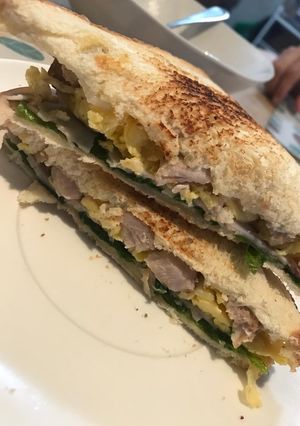Una foto de Sanduche de pavo con huevo 🥰