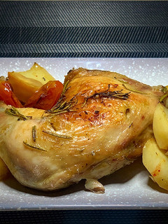 Una foto de Pollo al horno con romero