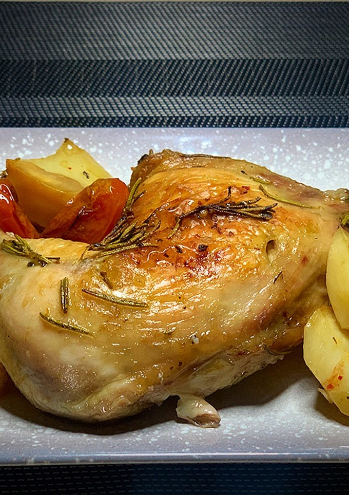Una foto de Pollo al horno con romero