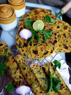 काठियावाड़ी मेथी के थेपले (kathiyawadi methi ke thepla recipe in Hindi) रेसिपी मुख्य फोटो