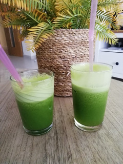 Una foto de Licuado de manzana, apio, espinacas y massss