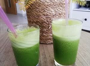 Foto principal de Licuado de manzana, apio, espinacas y massss