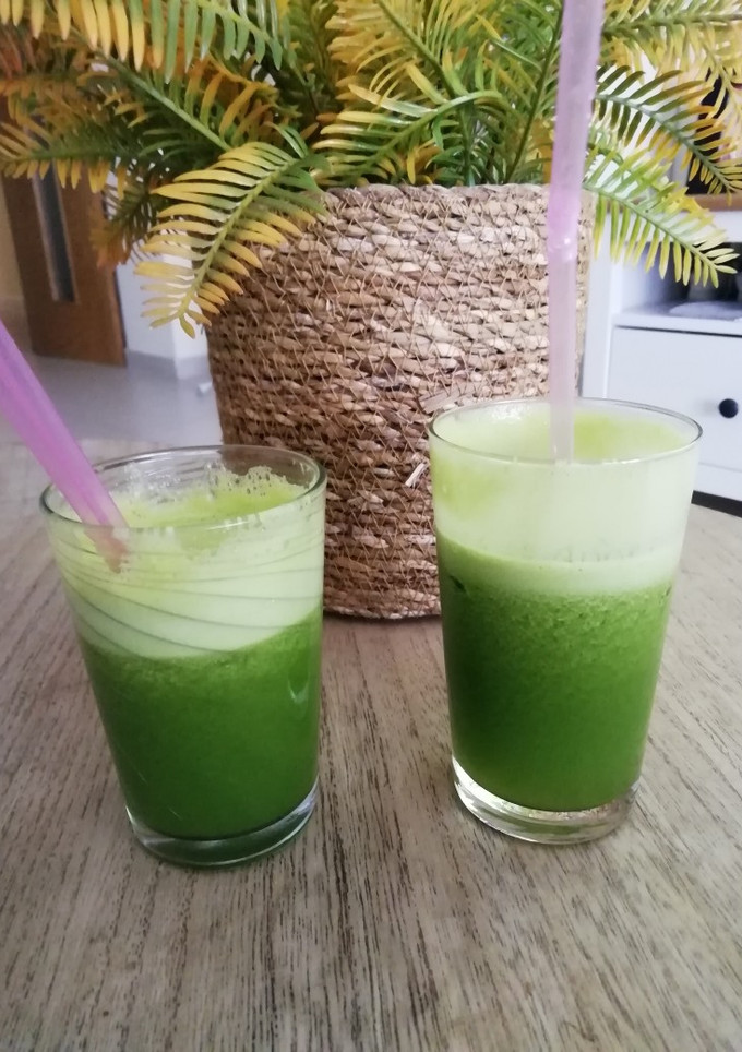 Una foto de Licuado de manzana, apio, espinacas y massss