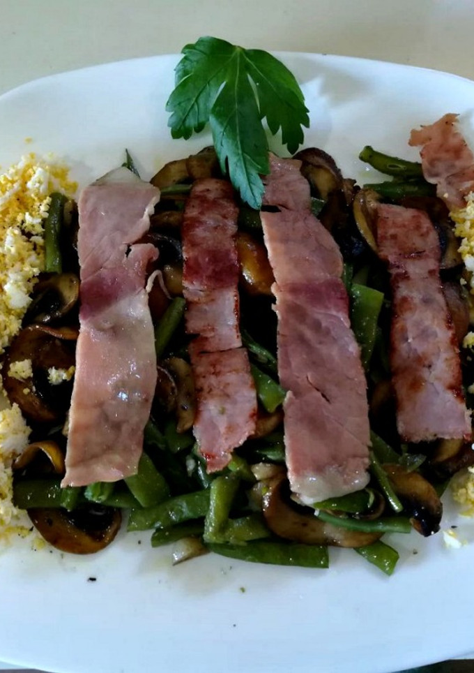Una foto de Champiñones con judías verdes y jamón cocido