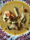 Tom yam kung —Sopa de langostinos con setas y leche de coco—