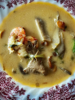 Una foto de Tom yam kung —Sopa de langostinos con setas y leche de coco—