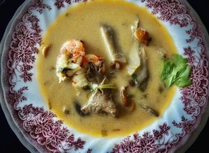 Una foto de Tom yam kung —Sopa de langostinos con setas y leche de coco—