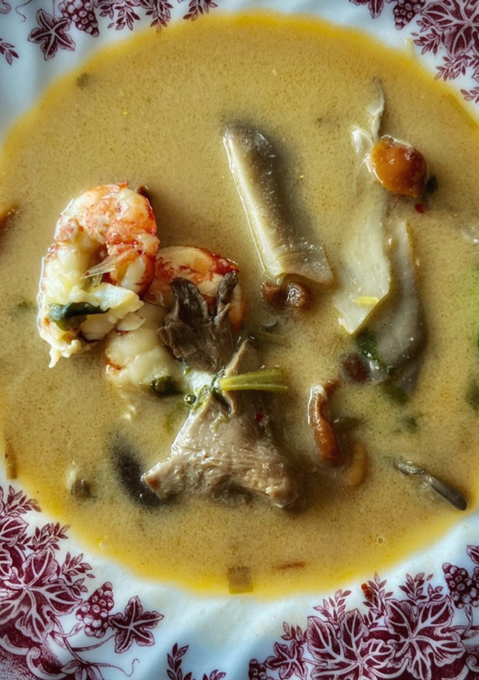 Una foto de Tom yam kung —Sopa de langostinos con setas y leche de coco—