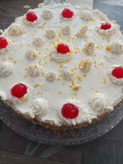 Una foto de Tarta de tres cremas blancas