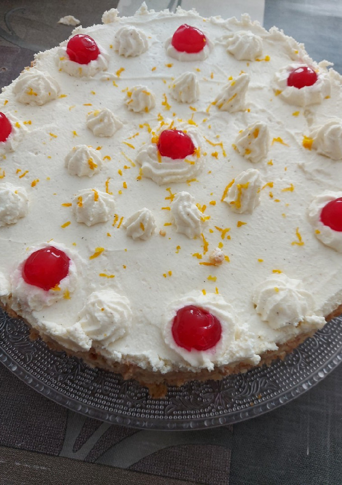 Una foto de Tarta de tres cremas blancas