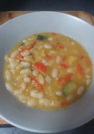 Una foto de 🫘Alubias blancas con verduras🌶️🥒🧅