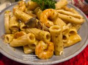 Une photo de poulet aux olives et champignons