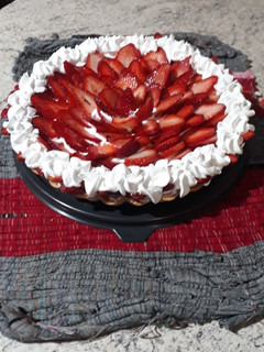 Una foto de Tarta de frutillas con crema chantilly 🍓🍓🍓