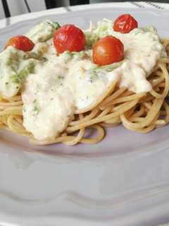 Una foto de Espaguetis con brócoli y salsa de queso