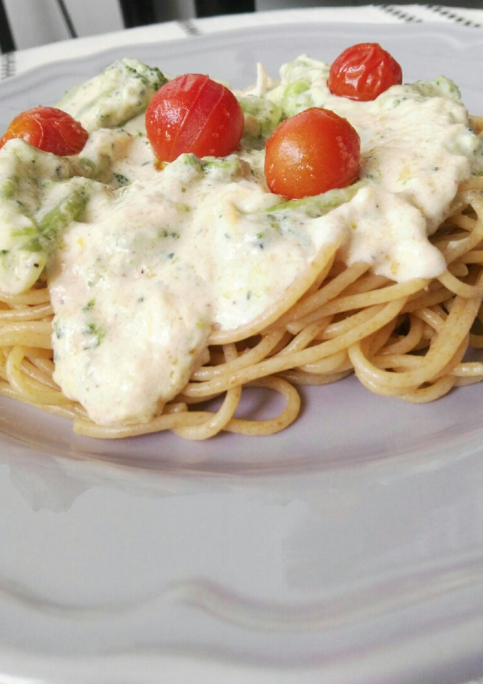 Una foto de Espaguetis con brócoli y salsa de queso